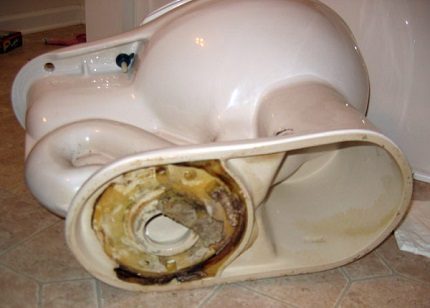 Démontage d'une ancienne toilette