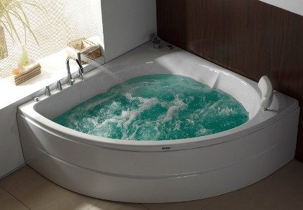 Samoczyszcząca wanna z hydromasażem