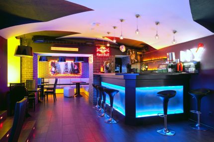 Kleurrijke lichten in de bar