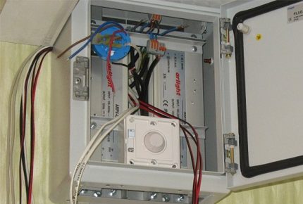 Meerkanaals dimmer in het elektrische paneel