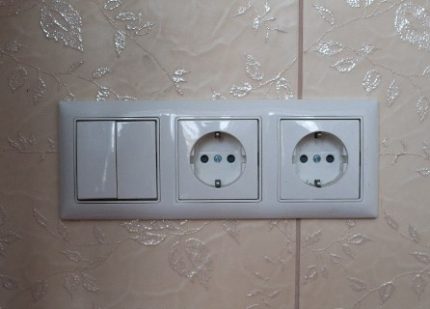 Contactdoos met tweevoudige schakelaar