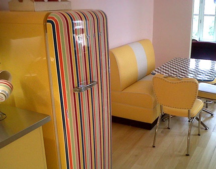 Modèle à une porte du réfrigérateur rétro italien