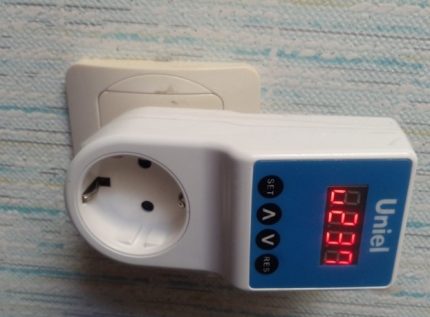 Refrigerator voltage rectifier