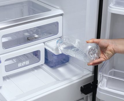Đổ nước vào máy làm đá