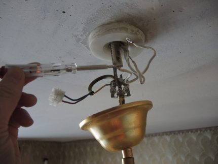 Tìm kiếm dây pha với một tuốc nơ vít chỉ báo