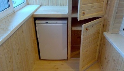 Compact fridge sa loggia