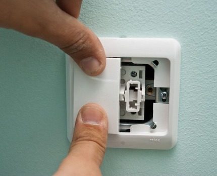 Installatie van stroomonderbrekers