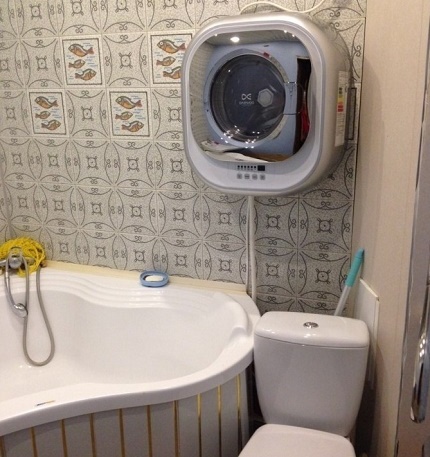 Een machine installeren boven sanitair