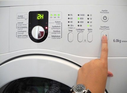 De knop om te beginnen met wassen in het apparaat