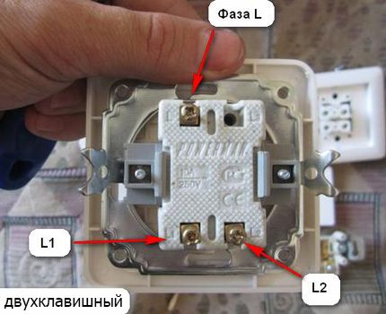 Chỉ định đằng sau cơ chế hoạt động của bộ chuyển mạch hai băng đảng