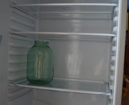 Żebrowane boki lodówki do montażu na półce