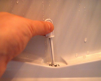 Drainage cleaning in refrigerators with NoFrost system
