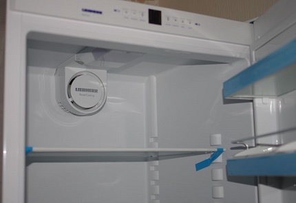 Replacing the light bulb in the refrigerator