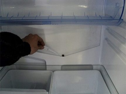 Location of the drainage hole of the refrigerator