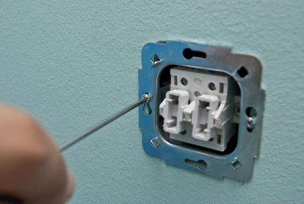 De schakelaar in het stopcontact installeren