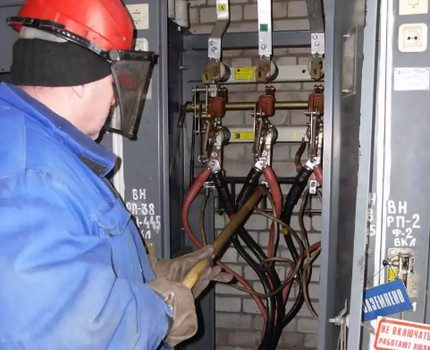 Installatie van de spanningsschakelaar door de meester