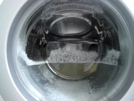 Water in de trommel na wassen