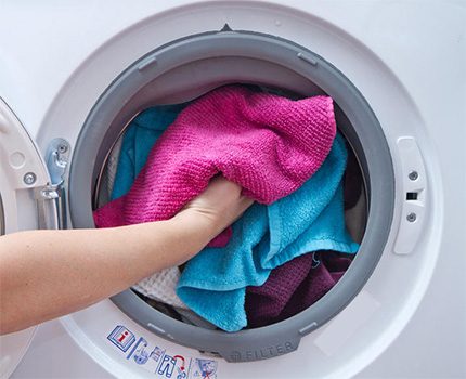 Wasgoed in de wasmachine doen