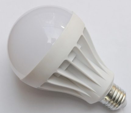 Lamp with socket E27