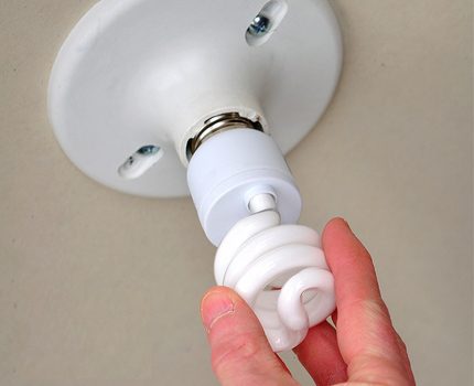Vặn đèn huỳnh quang vào hộp mực