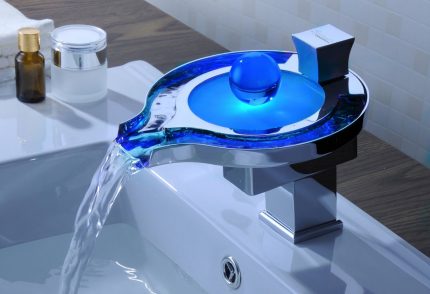Verlichte metalen waterval