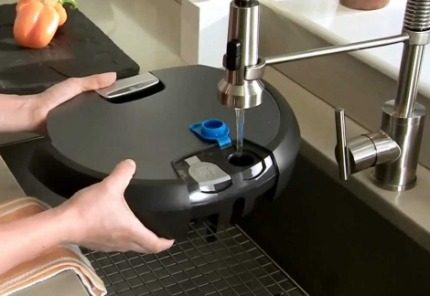Ang pagbubuhos ng tubig sa isang robot na vacuum cleaner