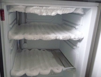 Nước đá trong tủ lạnh