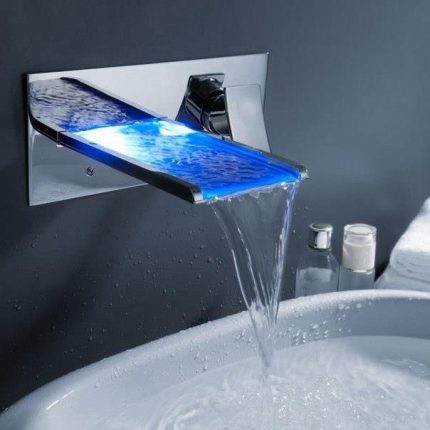 Wandgemonteerde waterval mixer