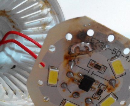 Verbrande LED-elementen op het bord