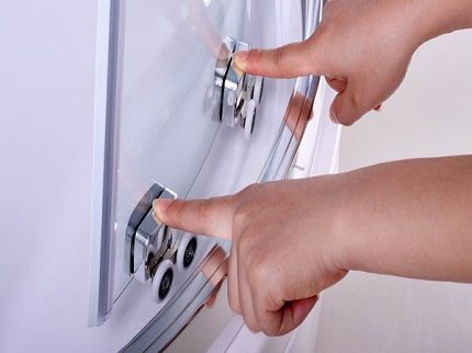 Dubbele onderrollen van een douchecabine