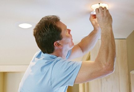 De LED-lamp vervangen