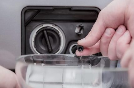Handmatige afvoer van water