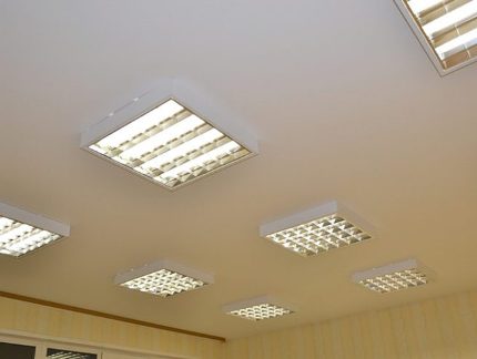 Lampen onder T8 aan het plafond