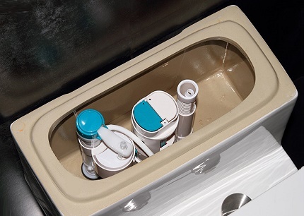 Monoblock drain tank fittings