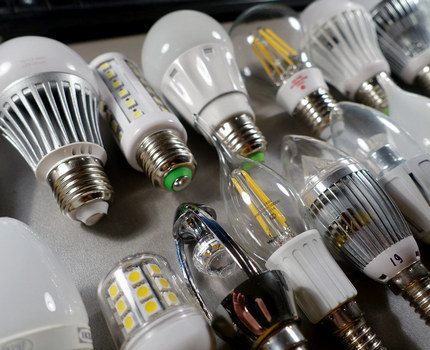 Đèn LED với ổ cắm khác nhau