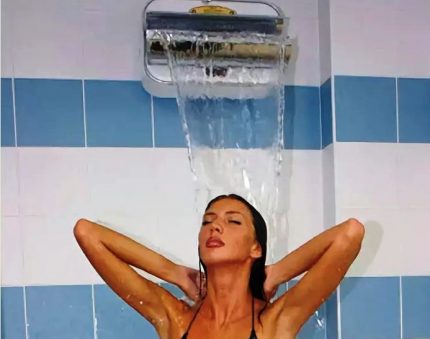 Aan de muur bevestigde waterval voor douche