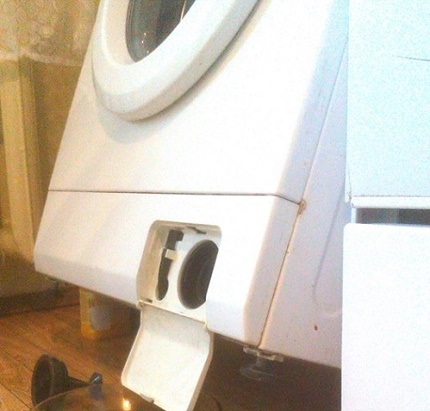 Wat is de beste manier om het water uit de wasmachine af te tappen