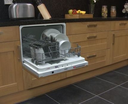 Compact built-in na makinang panghugas