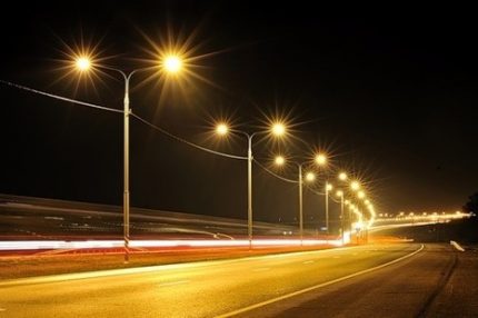 Ang pag-iilaw ng highway na may mga lampara ng sodium