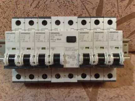 Automatische machines en aardlekschakelaars op een DIN-rail