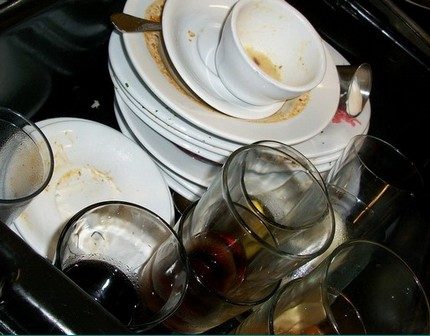 Wstępne moczenie brudnych naczyń