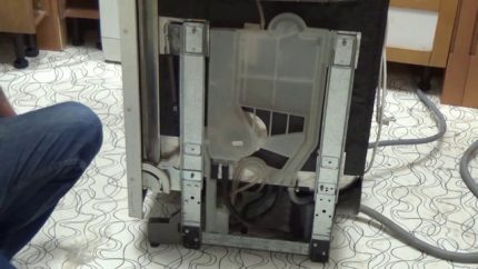 Demontage van de vaatwasser Electrolux