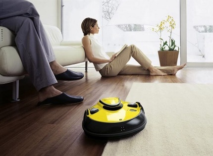 Ang Robot vacuum cleaner na si Karcher ay naglilinis ng sahig sa apartment