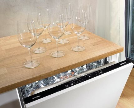 Zacht wassen van glazen en glas