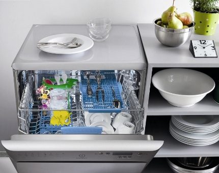 Hitsura ng makinang panghugas ng Indesit
