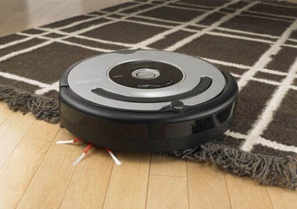 Nililinis ng Robot ang karpet