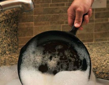 Cast iron pan