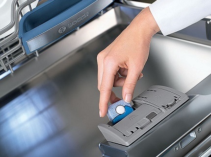 Tabletten in een vaatwaskuvet plaatsen