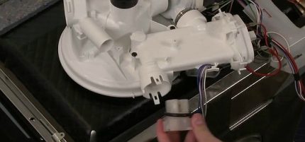 Cảm biến nhiệt gắn trên một khối nhựa, có nhiệm vụ làm nóng nước ổn định trong máy