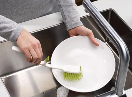 Czyszczenie naczyń przed myciem